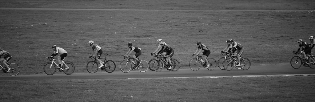 Peleton middle of track (black & white)-5980